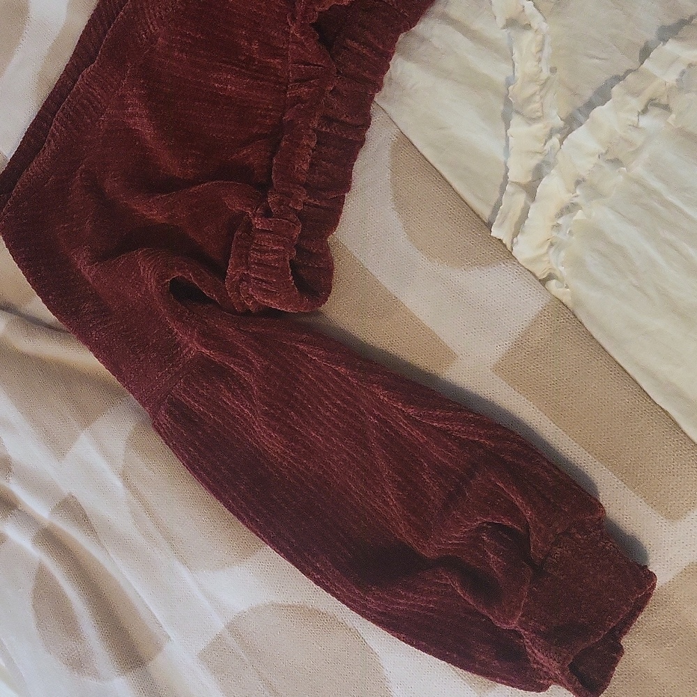 NWOT🍂 Rusty Burgundy Off-Shoulder Cropped Ribbed Sweater! - Picture 3 of 5
